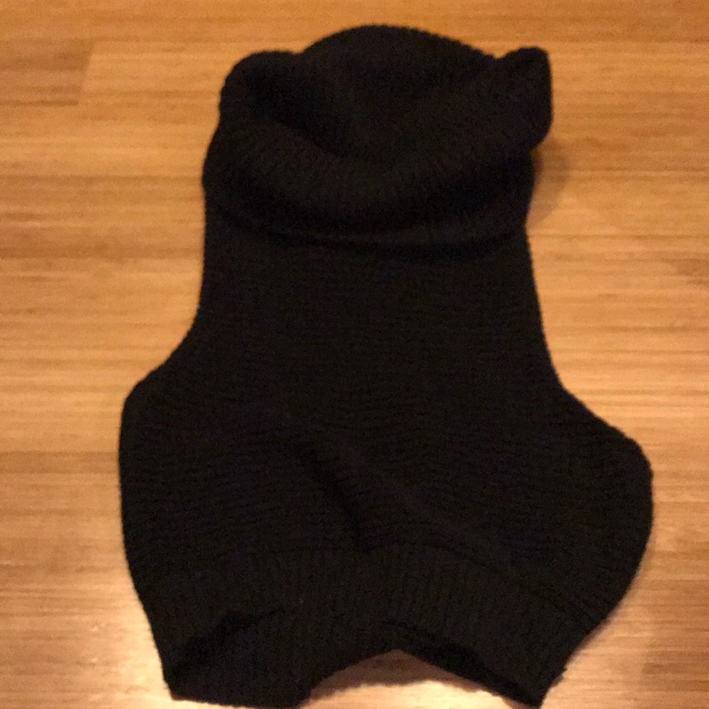 ONE turtleneck sleeveless sweater